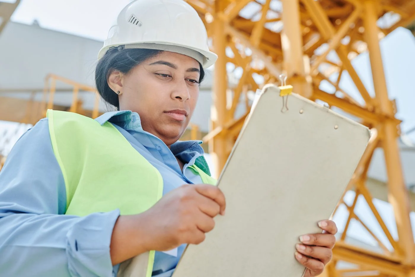 Profissional de segurança do trabalho avaliando um local de trabalho